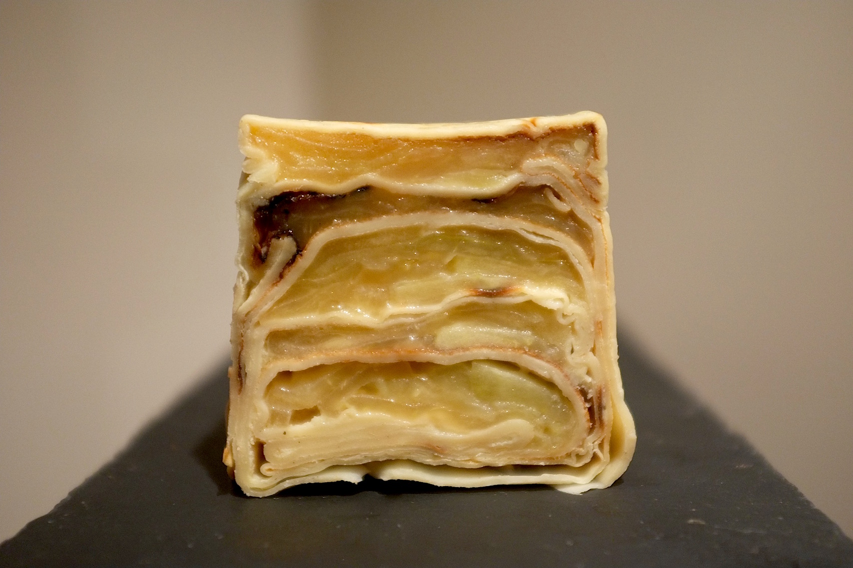 Gâteau de crêpes aux pommes caramélisées