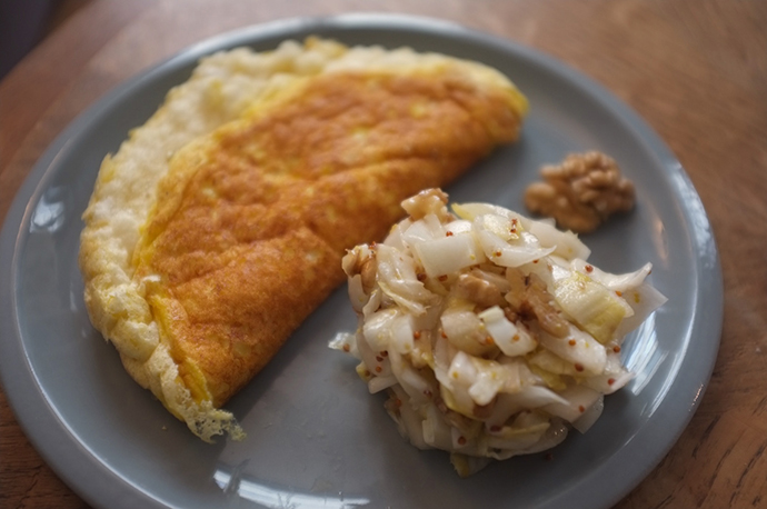 Omelette soufflée au fromage et salade d'endives aux noix 