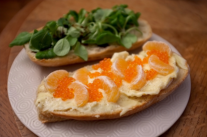 Sandwich gourmet au saint-marcellin, clémentines et oeufs de truite