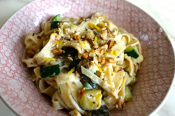 Tagliatelles au mascarpone, courgettes, noix et citron 