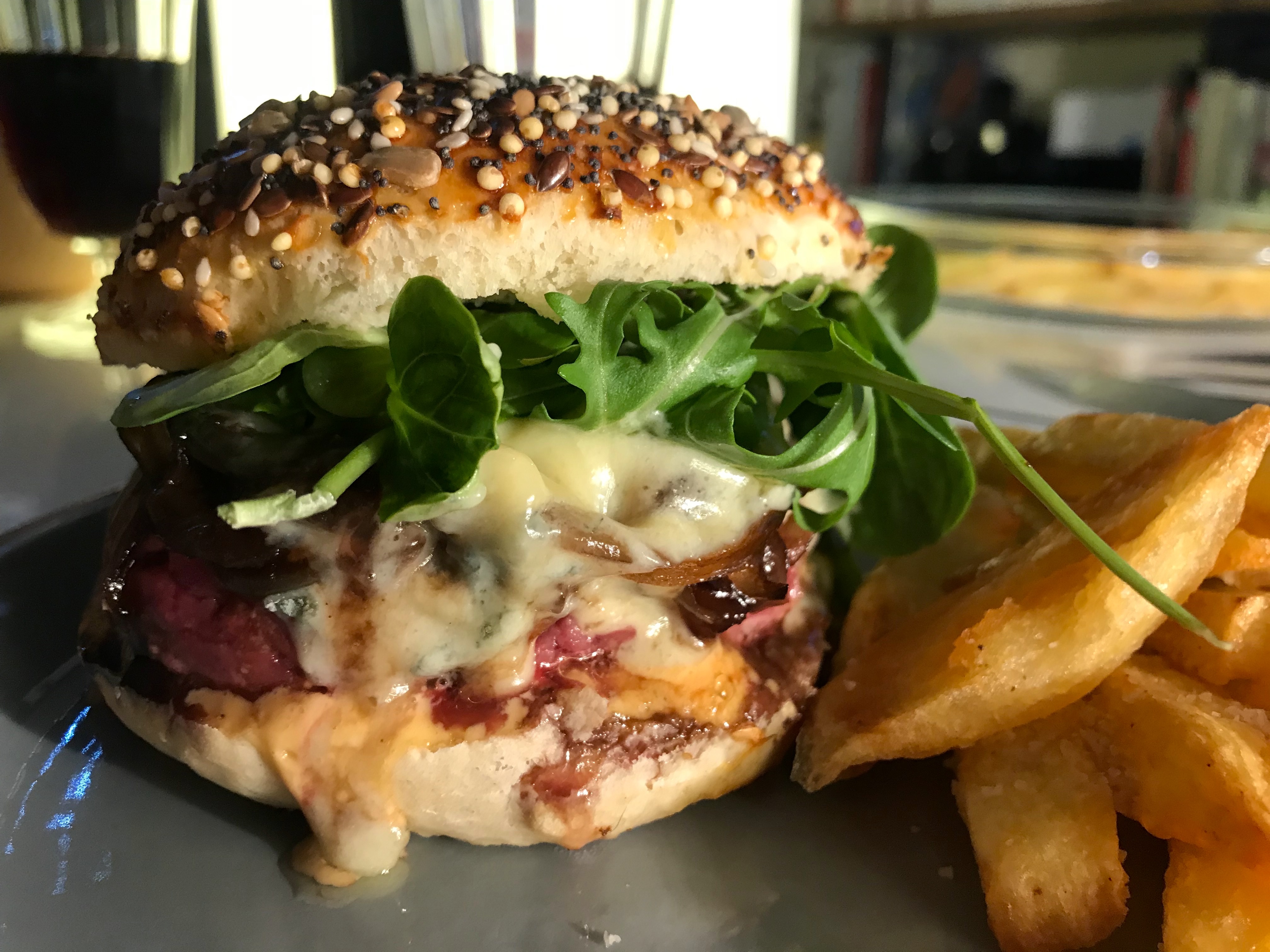 Burger à la fourme d'Ambert et oignons caramélisés