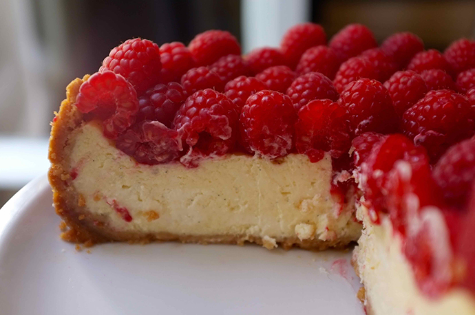 Cheesecake à la vanille et framboises fraîches