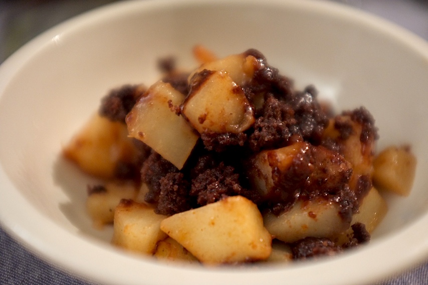 Crumble au chocolat pointe de sel et poires épicées 