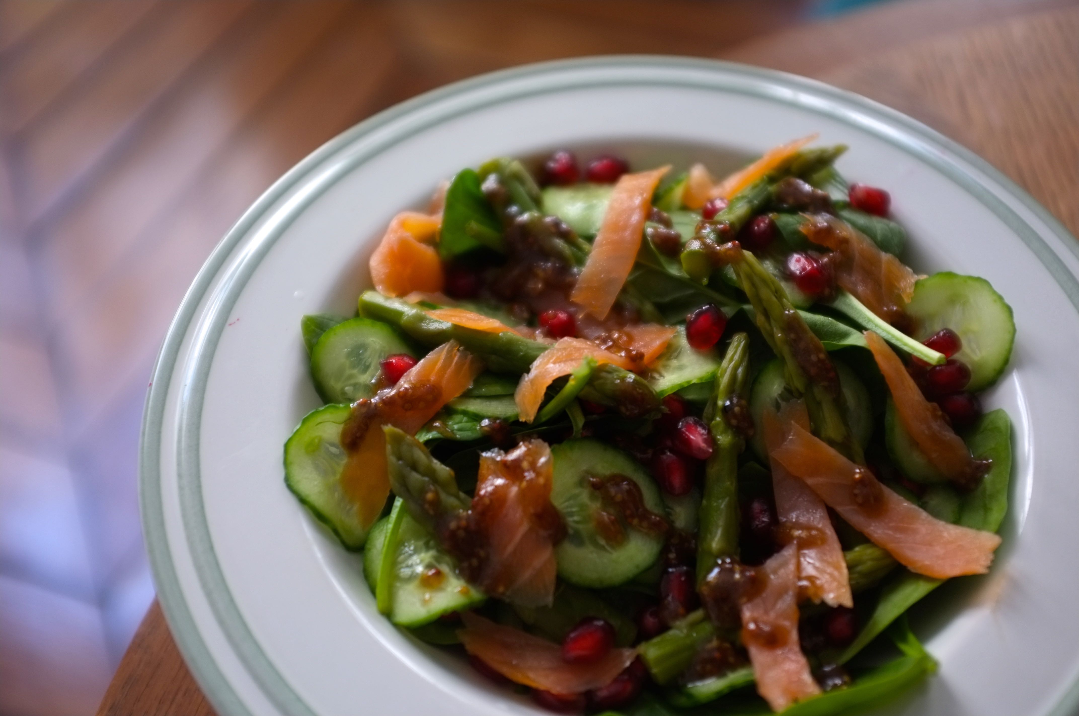 Salade de saumon, concombre et asperges vertes