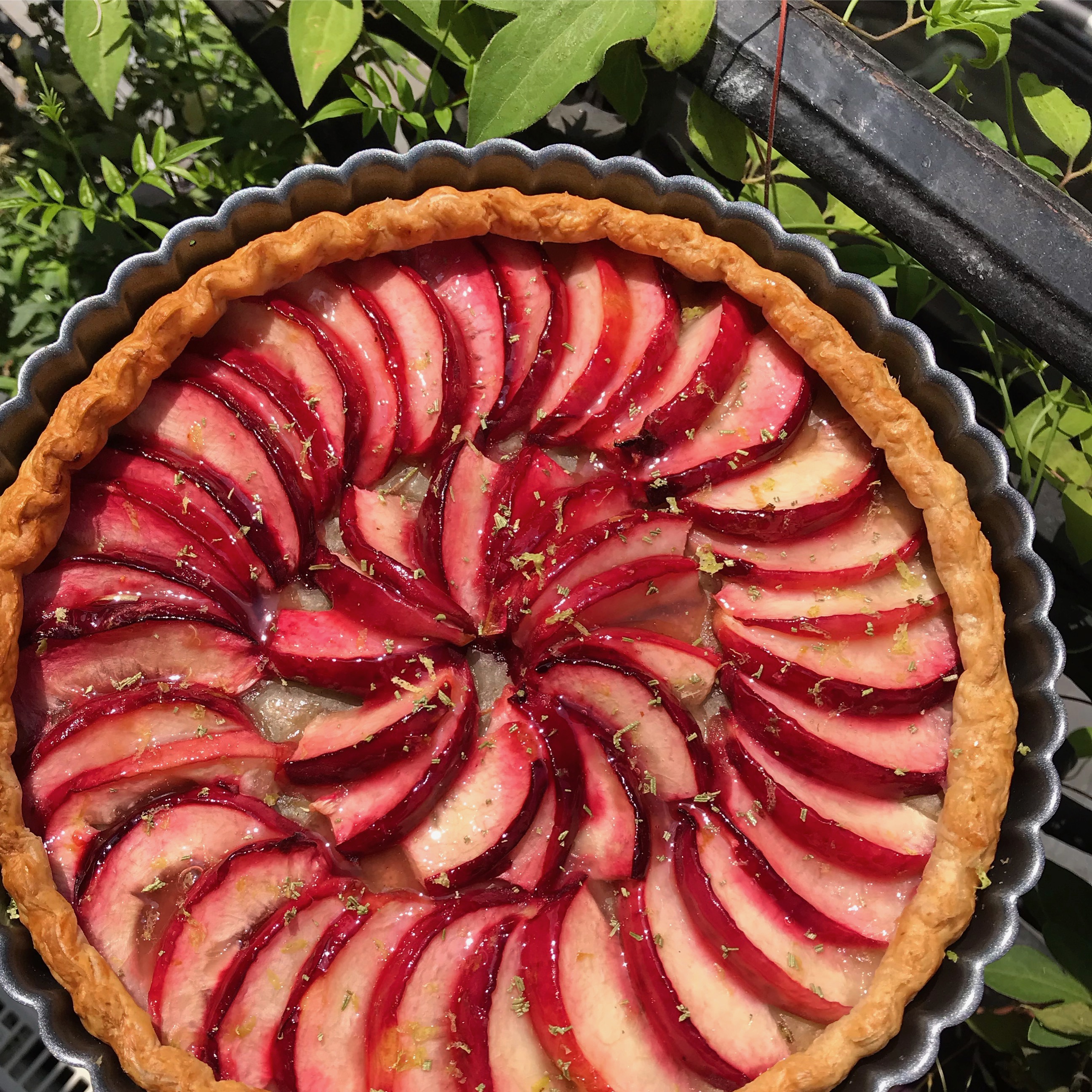 L'inoubliable tarte aux pêches au citron vert et romarin 